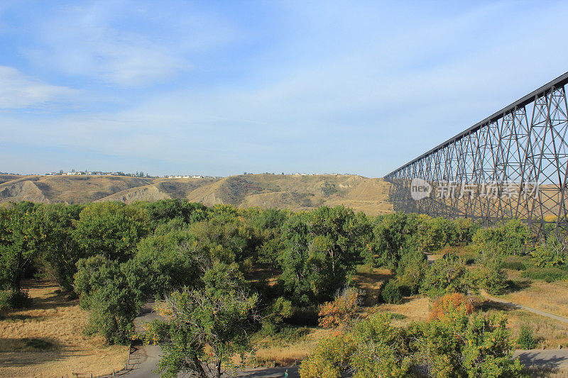 秋季从High Level Bridge附近的Lethbridge河谷开始